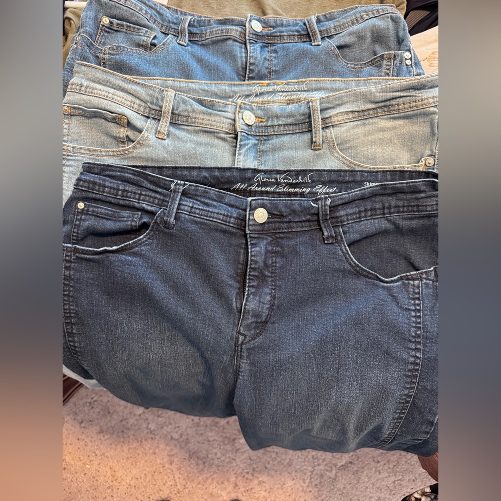 3 Gloria Vanderbilt Women’s Jeans Knee Shorts in Dark Blue and Light Blue Washes